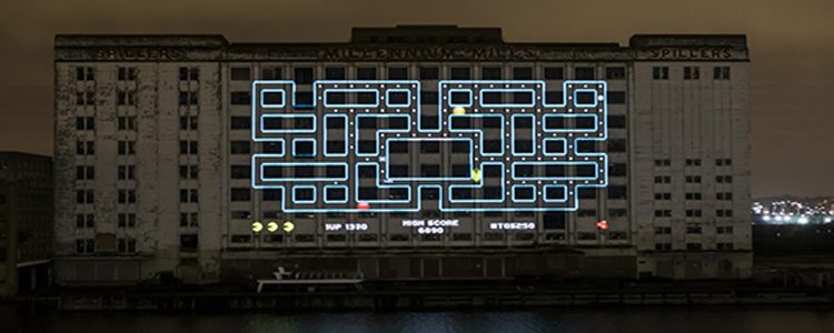 Redaktorzy The Gadget Show grają w Pac-Man’a na ścianie budynku!