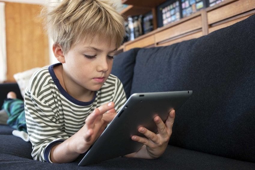 Ponad 75% dzieci poniżej 5 roku życia ma własnego smartfona