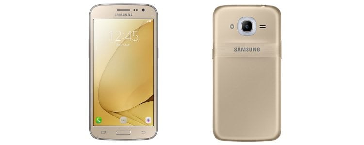 Samsung Galaxy J2 (2016) ze Smart Glow pozuje do zdjęć