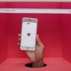 TINDER W PRZEGLĄDARCE, CZYLI RANDKOWANIE Z POZIOMU KOMPUTERA