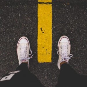 Zakaz używania smartfona na przejściu dla pieszych to pomysł genialny