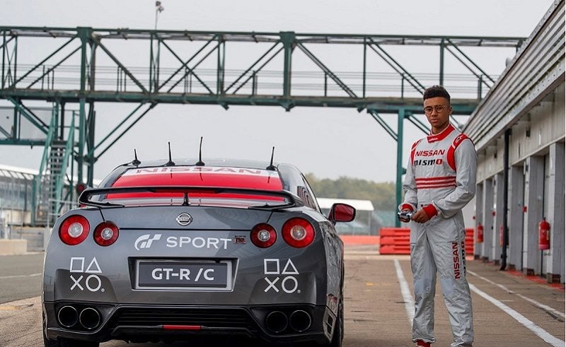 Pierwszy na świecie Nissan GT-R sterowany gamepadem okrąża tor Silverstone z prędkością 211 km/h