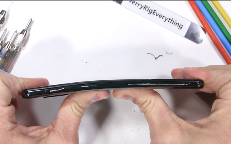 Test Xiaomi Mi Mix 3 pokazuje, że ten smartfon to twardziel jakich mało