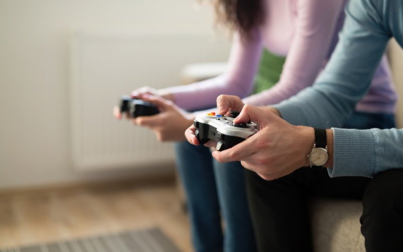 PlayStation czy Xbox – którą konsolę wybrać?