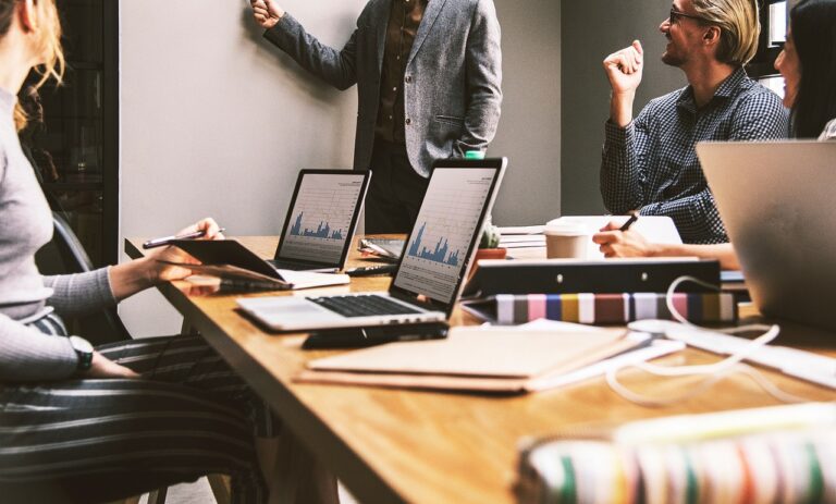informatyka, firmy, przedsiębiorcy, IT, oprogramowanie, sprzęt komputerowy, chmura, Microsoft 365, Google Workspace, bezpieczeństwo, VPN, uwierzytelnianie, rozwój firmy, technologia, konsultacje